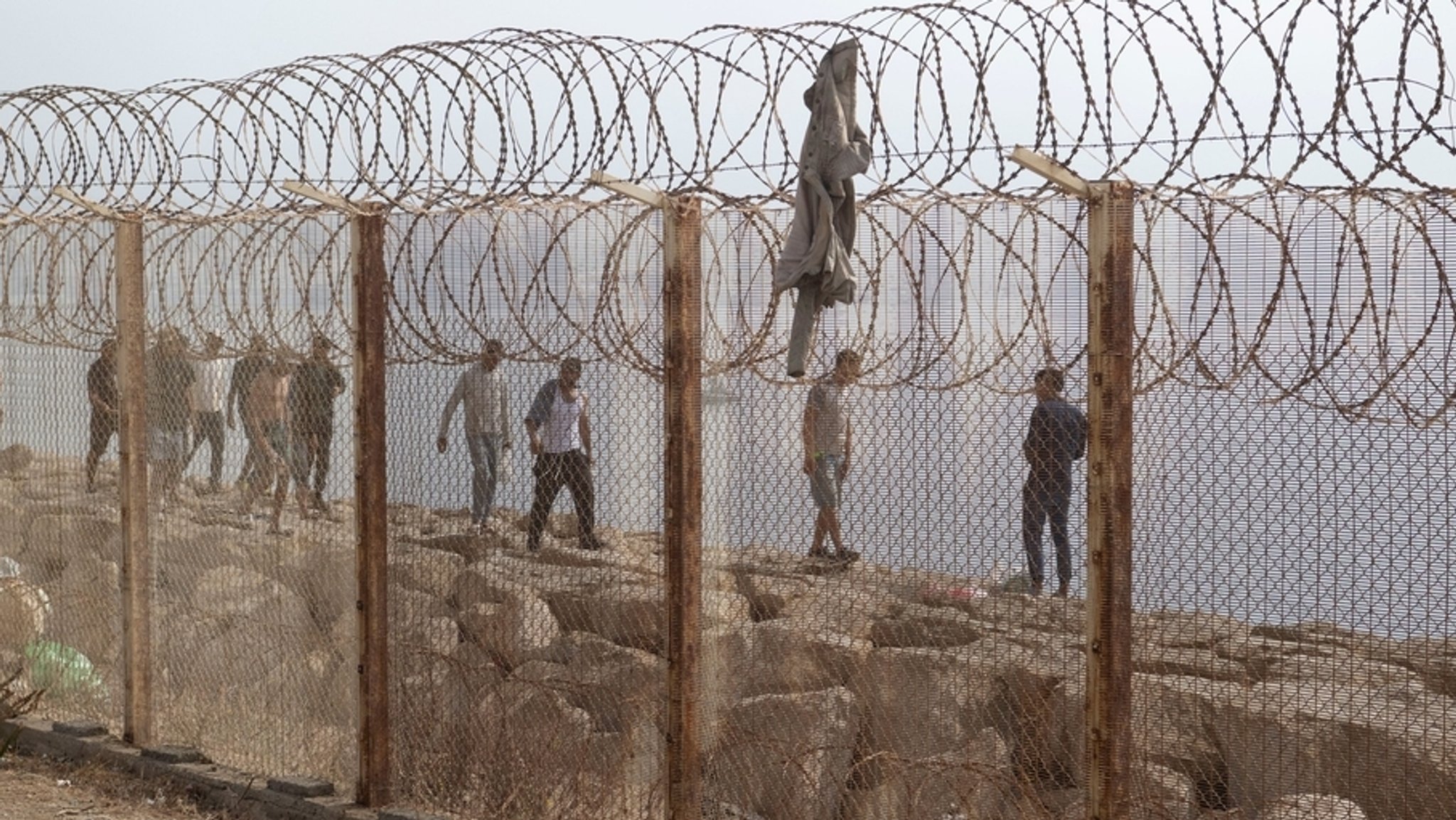 Gescheiterte Einwanderung in die EU über Ceuta: Rückkehrer nach Marokko | Bild: dpa-Bildfunk/STR Gescheiterte Einwanderung in die EU über Ceuta: Rückkehrer nach Marokko