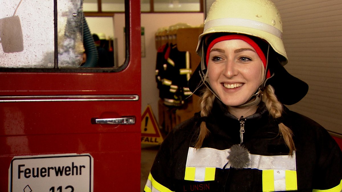 Die stellvertretende Kommandantin Isabella Unsinn in der Fahrzeughalle der Freiwilligen Feuerwehr Hopferau.