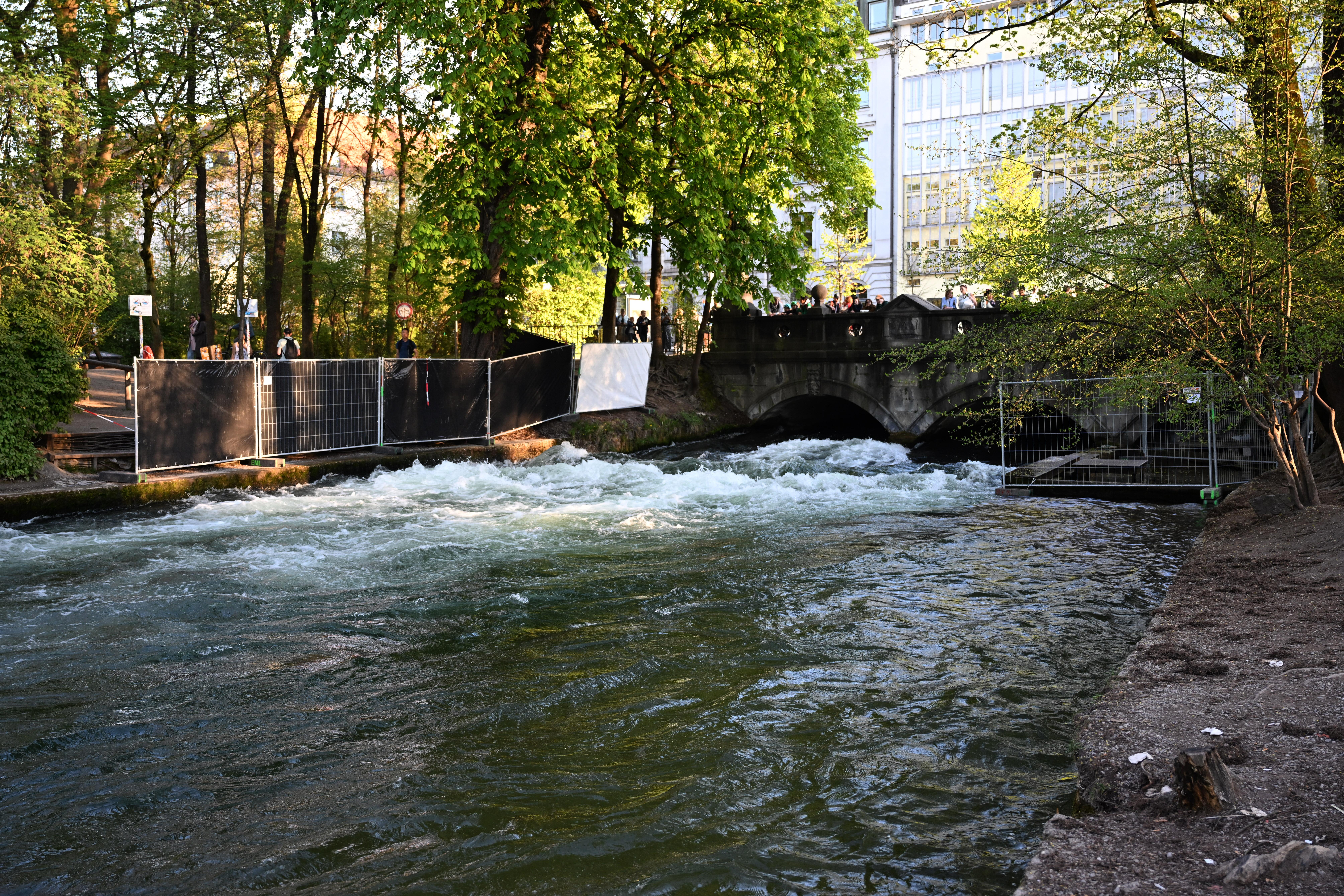 München, 19.4.25: Die Eisbachwelle im Englischen Garten in München ist nach einem Surf-Unfall gesperrt worden.