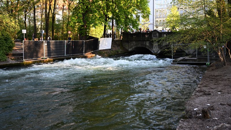 München, 19.4.25: Die Eisbachwelle im Englischen Garten in München ist nach einem Surf-Unfall gesperrt worden. | Bild: pa/dpa/Felix Hörhager München, 19.4.25: Die Eisbachwelle im Englischen Garten in München ist nach einem Surf-Unfall gesperrt worden.