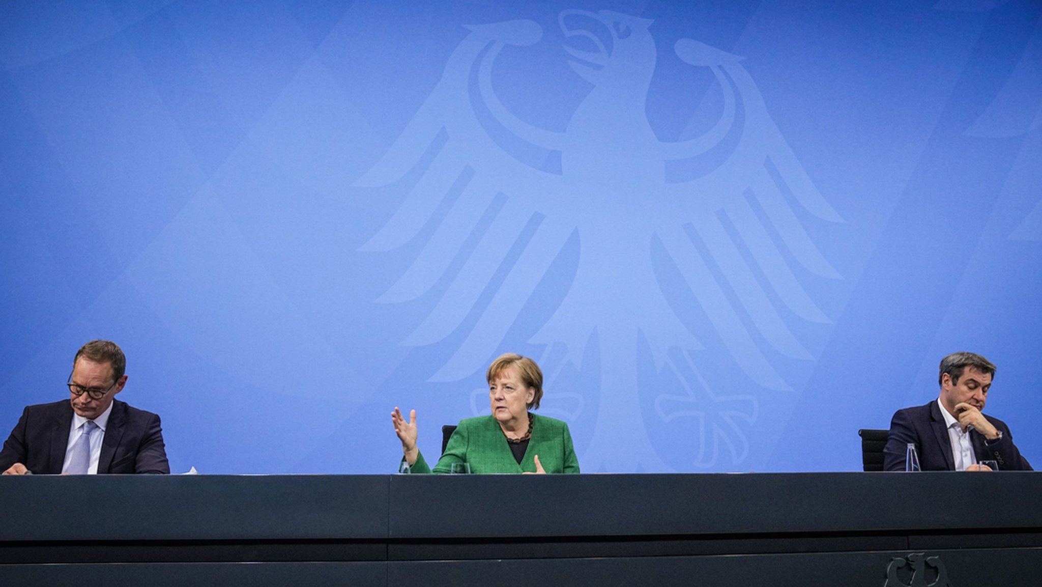 Berlin: Bundeskanzlerin Merkel (M, CDU), Berlins Regierender Bürgermeister Müller (l, SPD) und Bayerns Ministerpräsident Söder (CSU).