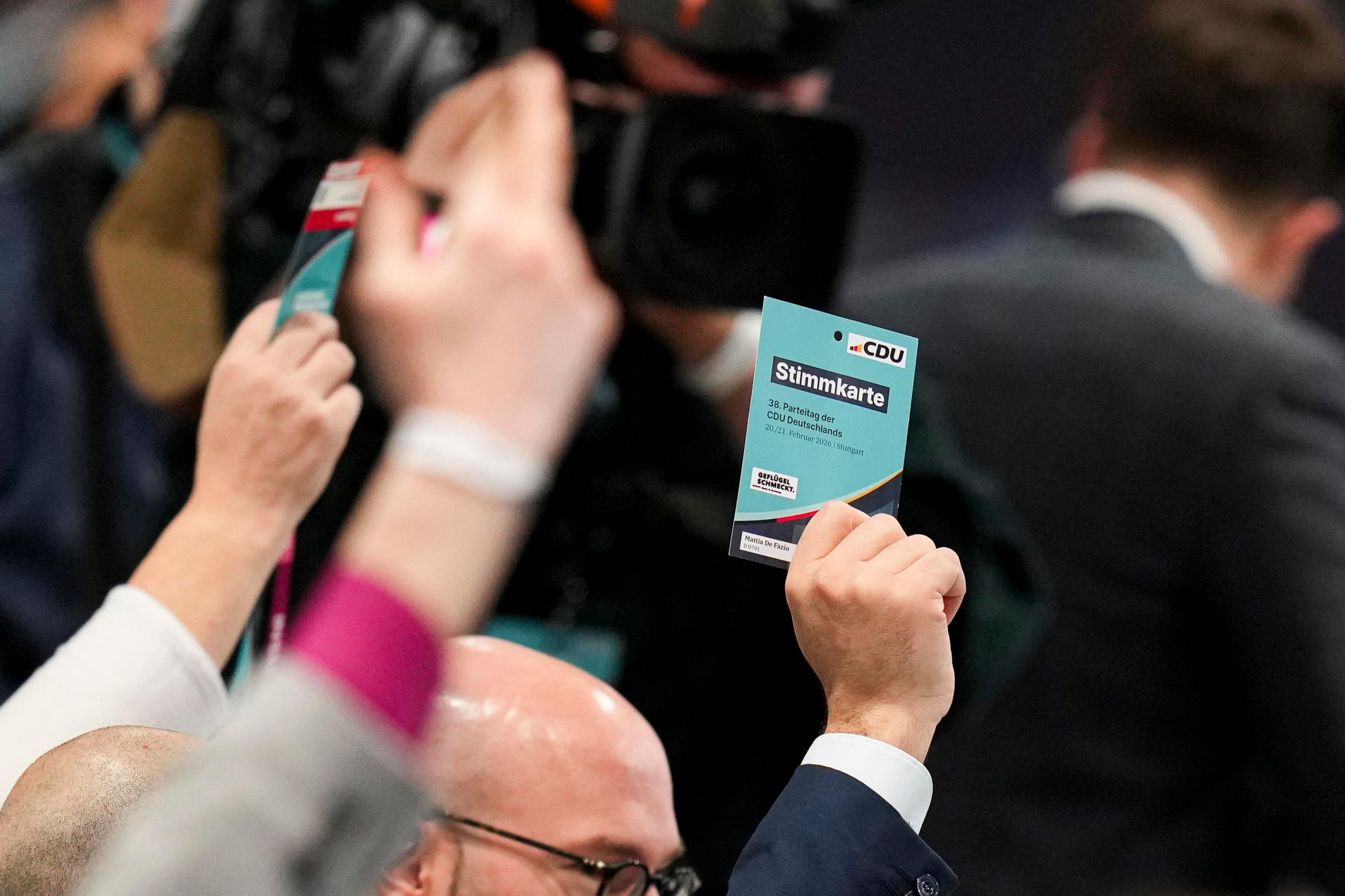 Abstimmung mit Stimmkarte auf dem 38. Bundesparteitag 2026 der CDU Deutschland