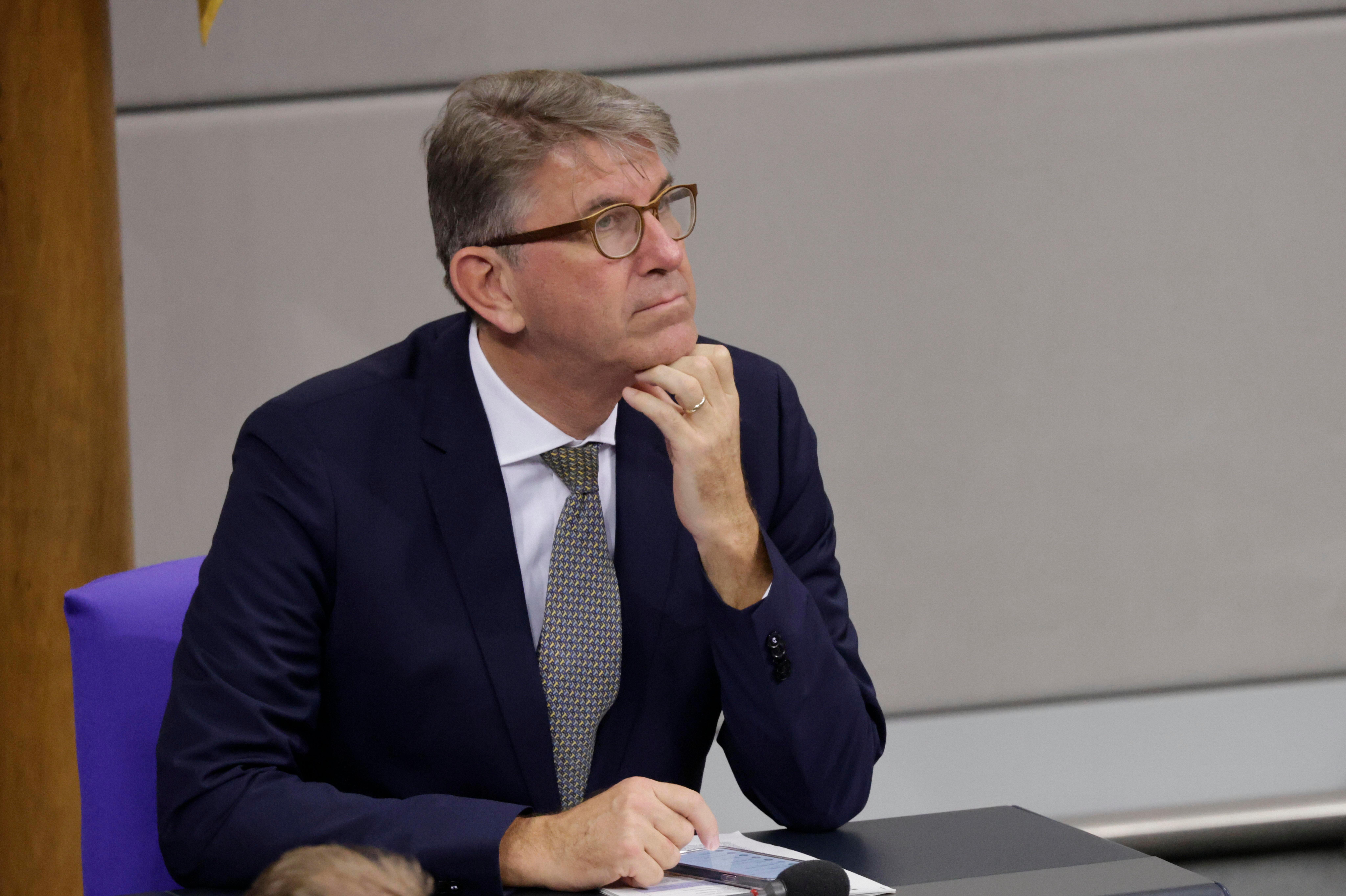 Der Politiker auf der Regierungsbank im Bundestag