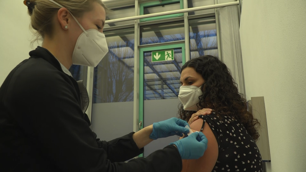 Lena lässt sich im Impfzentrum Ebersberg zum ersten Mal impfen.
