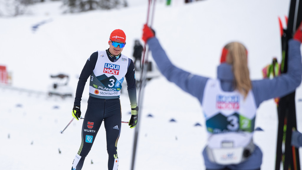 Die Deutsche Mixed-Staffel der Nordischen Kombinierer kommt als Zweite ins Ziel. | Bild: picture alliance / Eibner-Pressefoto | Eibner/Memmler Die Deutsche Mixed-Staffel der Nordischen Kombinierer kommt als Zweite ins Ziel.
