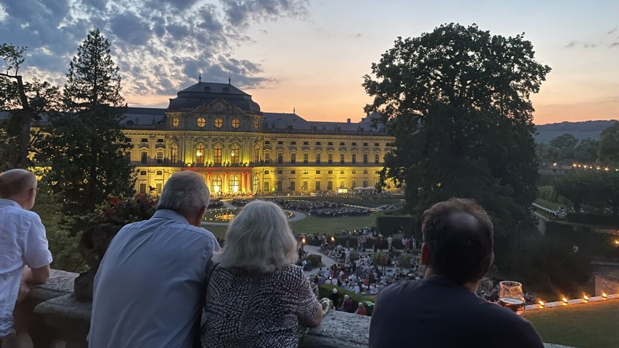 09.06.2023, Würzburg - 3.400 Besucher kamen zum Konzert "Nachtmusik" mit dem Philharmonischen Orchester Würzburg unter der Leitung von Enrico Calesso  beim Mozartfest Würzburg in den Hofgarten der Würzburger Residenz. In diesem Jahr will das Festival den Komponisten nicht ausschließlich als "Genie" oder "Wunderkind" zeigen, sondern als einen Künstler, hinter dessen Vermächtnis harte Arbeit steckte.