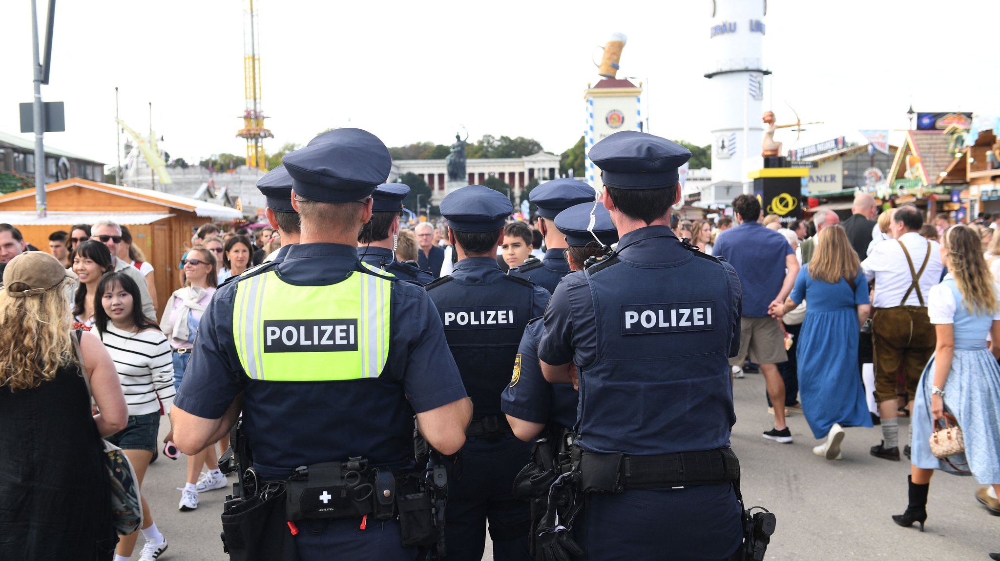 20.09.2026, Bayern, München: Polizisten stehen auf dem Oktoberfest. Die 191. Wiesn findet vom 19. September bis zum 04. Oktober 2026 auf der Münchner Theresienwiese statt. Foto: Felix Hörhager/dpa +++ dpa-Bildfunk +++ | Bild: dpa-Bildfunk/Felix Hörhager 20.09.2026, Bayern, München: Polizisten stehen auf dem Oktoberfest. Die 191. Wiesn findet vom 19. September bis zum 04. Oktober 2026 auf der Münchner Theresienwiese statt. Foto: Felix Hörhager/dpa +++ dpa-Bildfunk +++