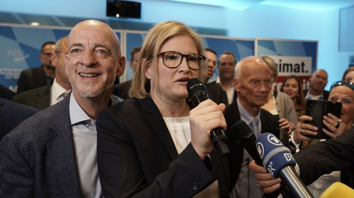 Die Spitzenkandidaten Martin Böhm aus Coburg und Katrin Ebner-Steiner feiern bei der Wahlparty der AfD nach der Wahl zum 19. Bayerischen Landtag die erste Prognose.