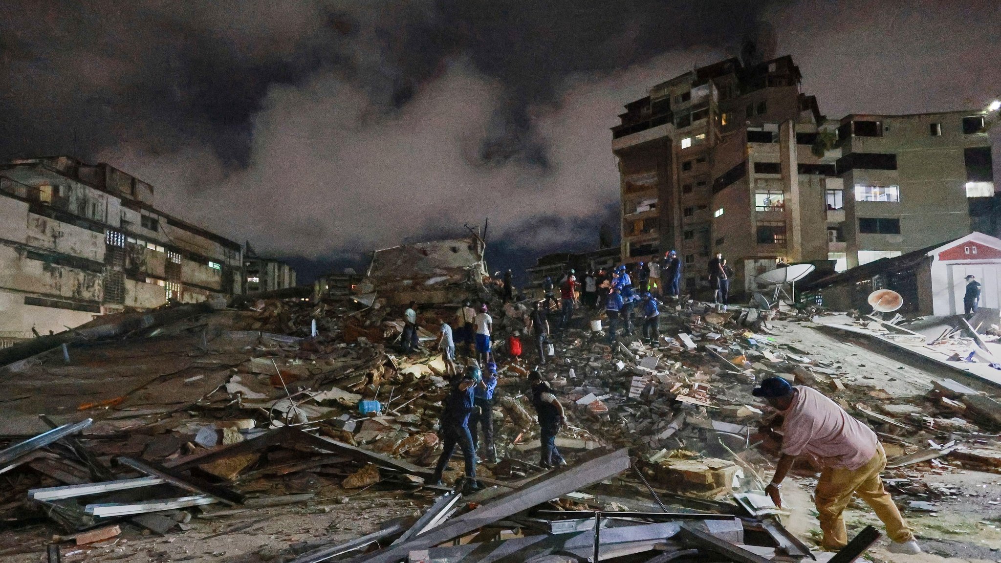 dpatopbilder - 24.06.2026, Venezuela, Caracas: Rettungskräfte durchsuchen nach einem Erdbeben die Trümmer. Foto: Javier Campos/AP/dpa +++ dpa-Bildfunk +++