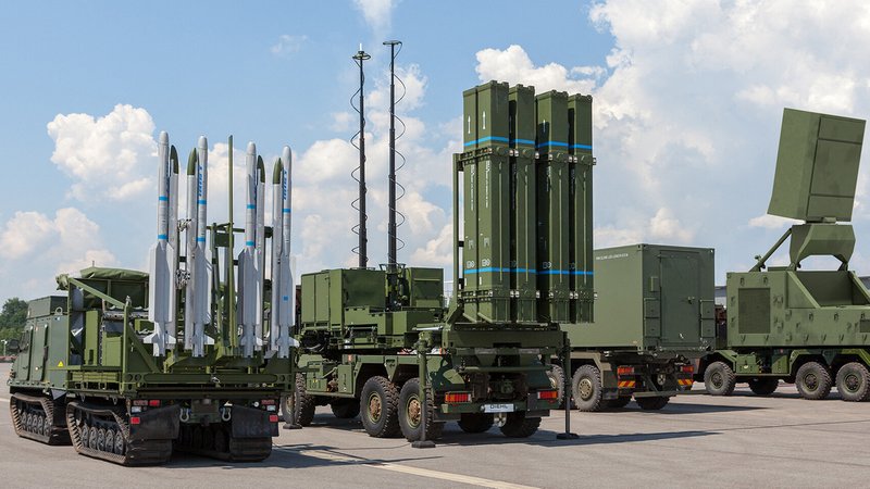 Luftverteidigungssystem Iris-T: Das Geld aus Deutschland ist für weitere Luftverteidigungssysteme, Drohnen und Panzer gedacht. | Bild: picture alliance / abaca | ABACA Luftverteidigungssystem Iris-T: Das Geld aus Deutschland ist für weitere Luftverteidigungssysteme, Drohnen und Panzer gedacht.