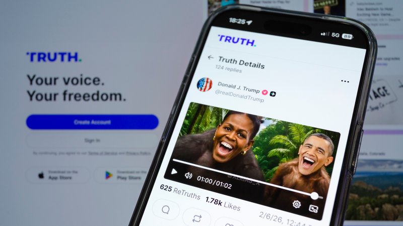 Gepostetes Video von US-Präsident Donald Trump, in dem er die Obamas als Affen darstellt. | Bild: picture alliance / ZUMAPRESS.com | Andre M. Chang Gepostetes Video von US-Präsident Donald Trump, in dem er die Obamas als Affen darstellt.