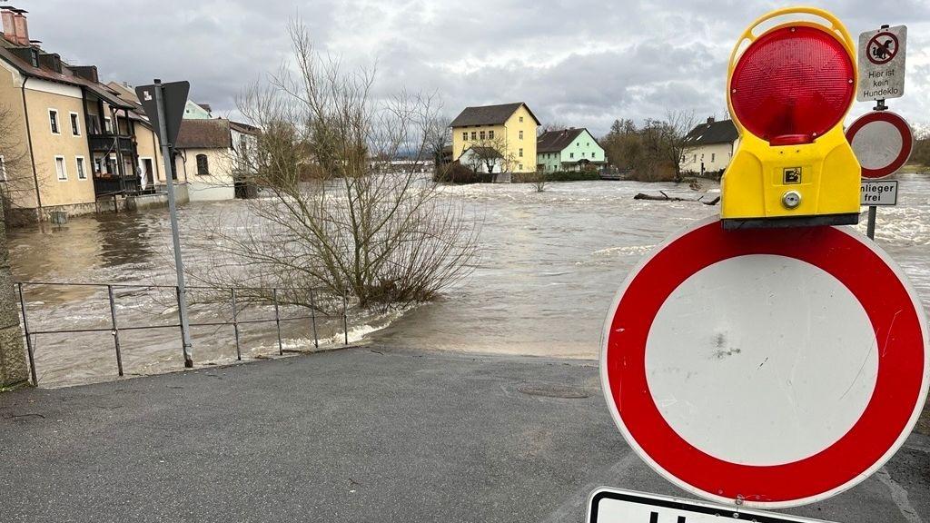 Ein Hochwasser-Warnschild in Cham am Regen.