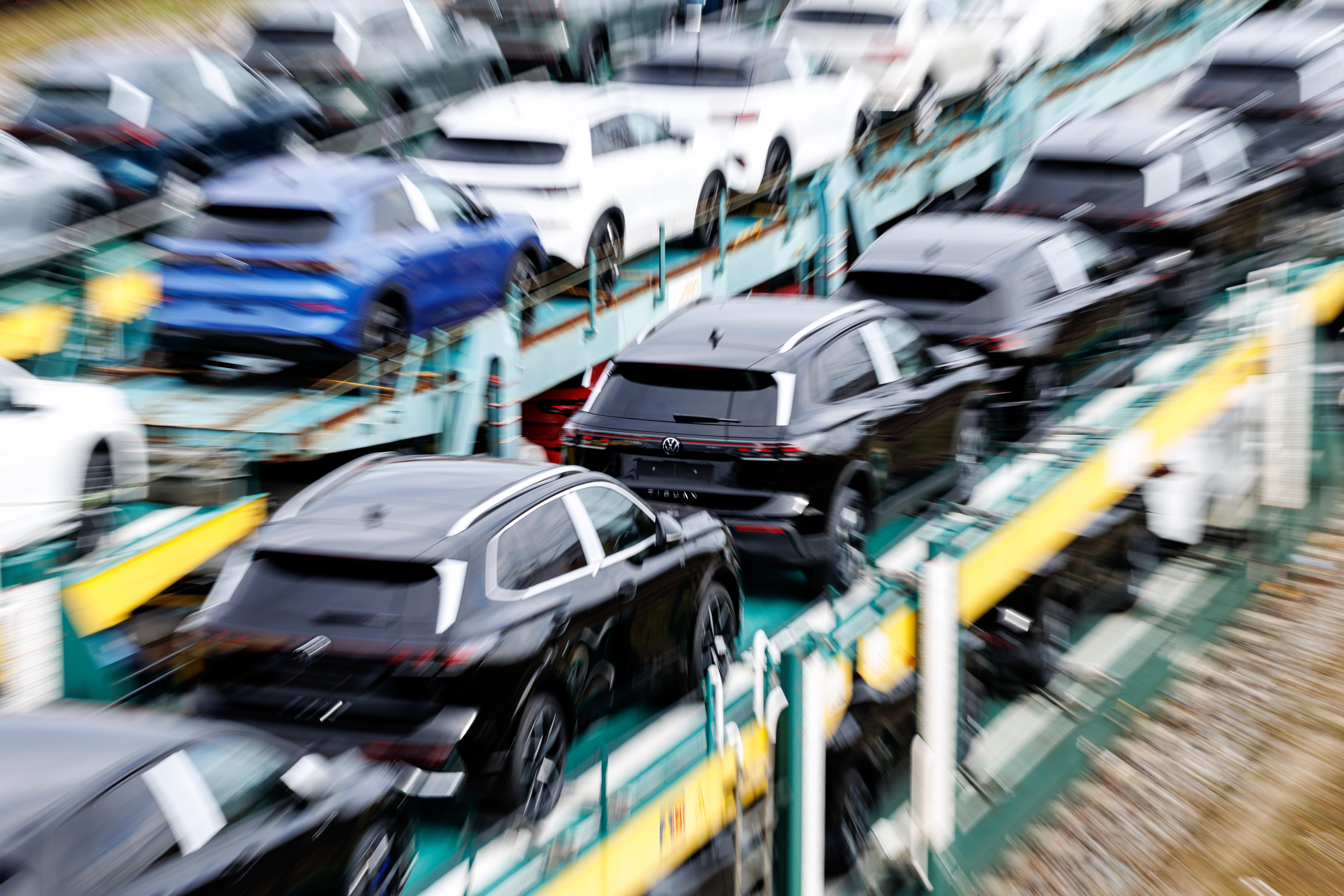 Neue Autos stehen auf einem Zug und warten auf ihren Transport.