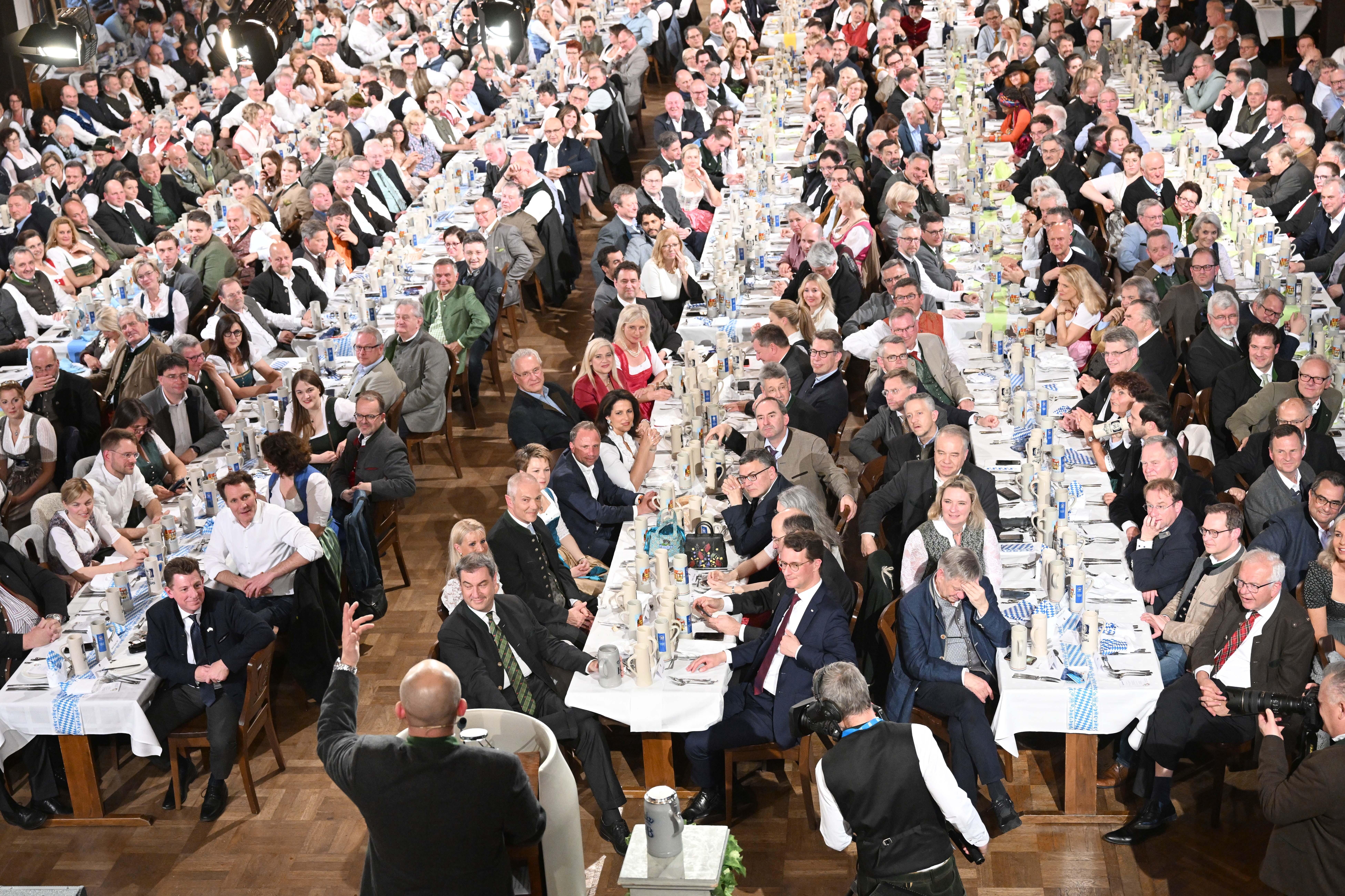 (Archivbild) Django Asül beim Maibock-Anstich