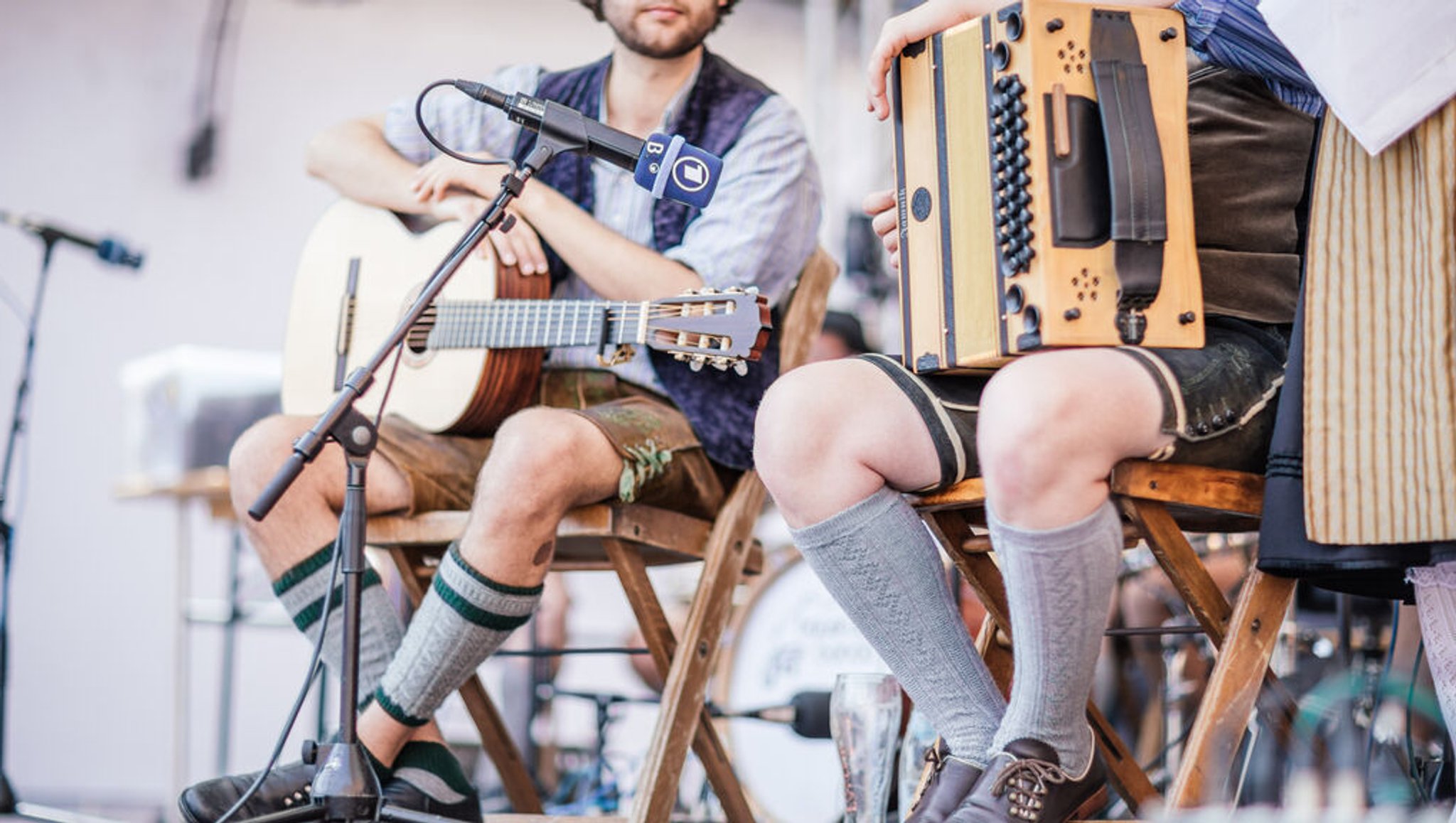 Zwei Musiker auf der BR Heimat-Bühne während des Drumherum-Festivals in Regen 