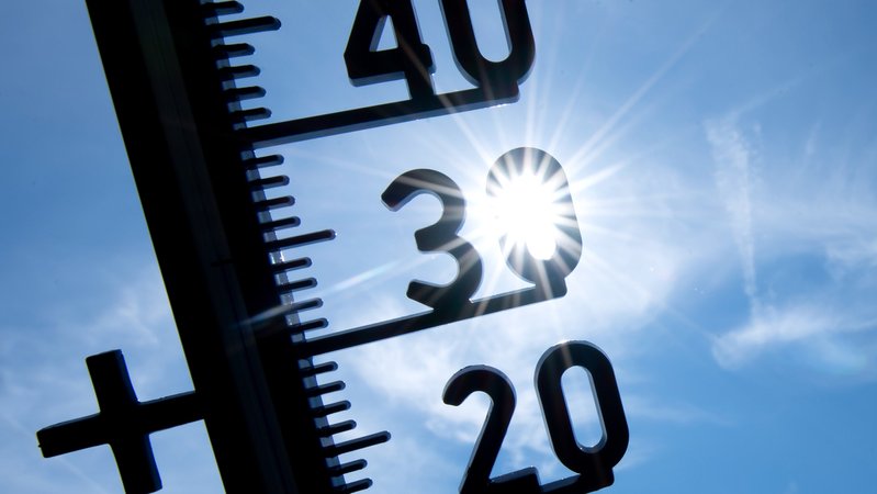 Ein Thermometer zeigt Temperaturen über 30 Grad an. | Bild: dpa-Bildfunk/Sven Hoppe Ein Thermometer zeigt Temperaturen über 30 Grad an.