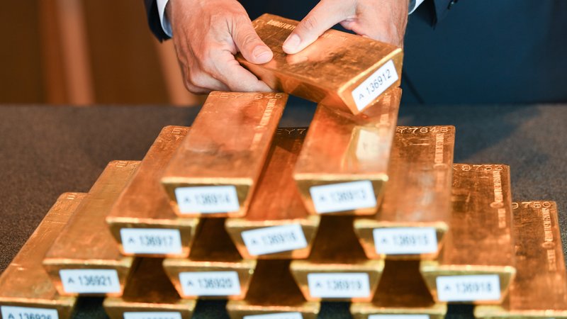 Nummerierte Goldbarren der Bundesbank liegen aufgeschichtet auf einem Tisch. | Bild: picture alliance / Arne Dedert/dpa | Arne Dedert Nummerierte Goldbarren der Bundesbank liegen aufgeschichtet auf einem Tisch.
