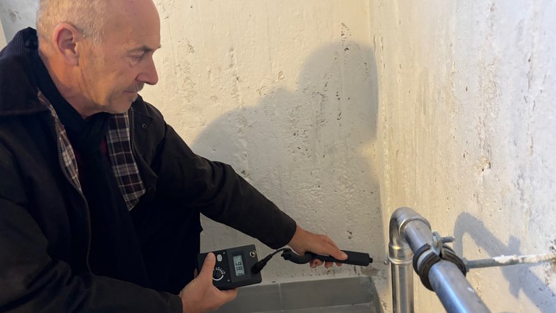 Mann hält Feuchtemessgerät an eine Kellerwand | Bild: BR / Arno Trümper Mann hält Feuchtemessgerät an eine Kellerwand