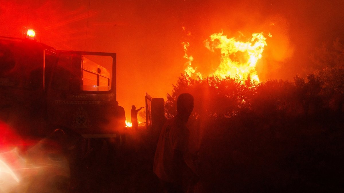 Feuerwehrleute versuchen einen Waldbrand im Dorf Avantas in der Nähe der Stadt Alexandroupolis zu löschen.