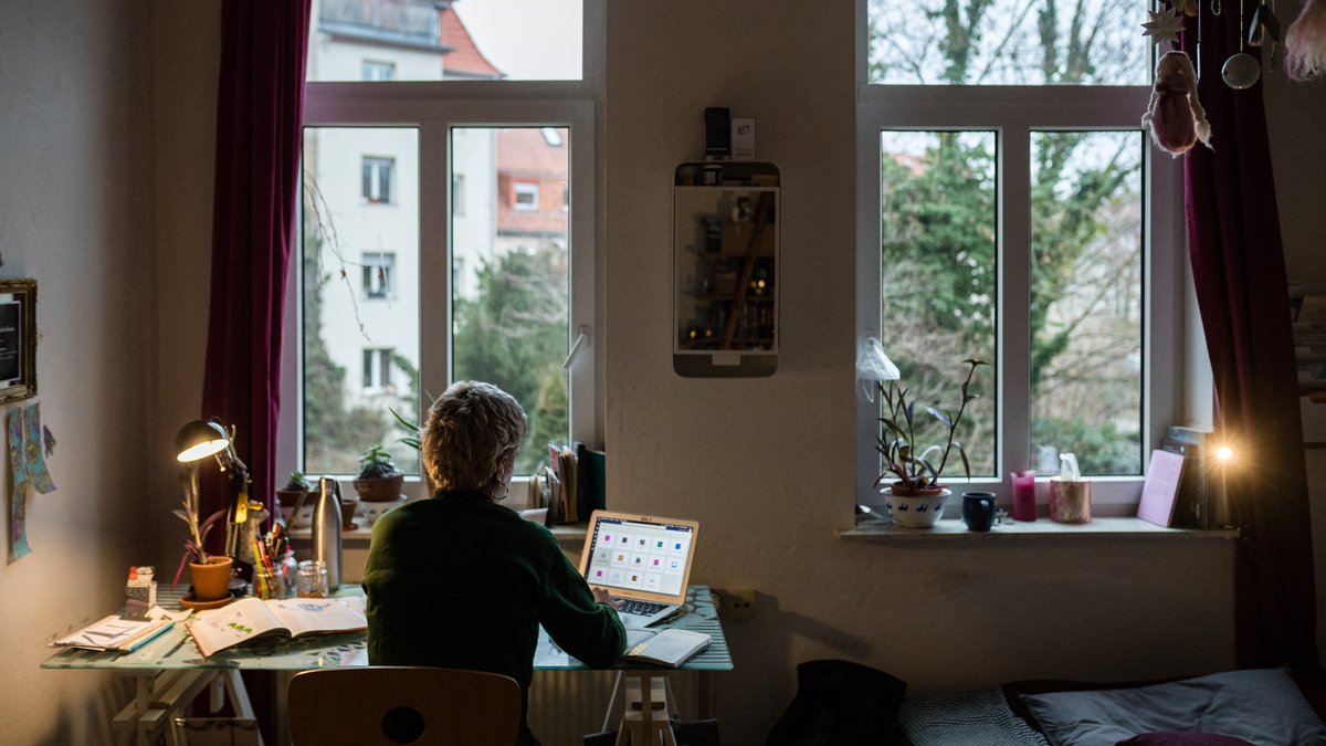 Eine Schülerin arbeitet von zu Hause aus in Halle/Saale, Ostdeutschland, am 05. Januar 2021. Mitte Dezember mussten in Deutschland Schulen und unwichtige Geschäfte geschlossen werden, und im Januar wurden die Vorschriften für das Tragen von Masken und die Arbeit von zu Hause aus verschärft, da man sich Sorgen über neue Virusvarianten machte. 