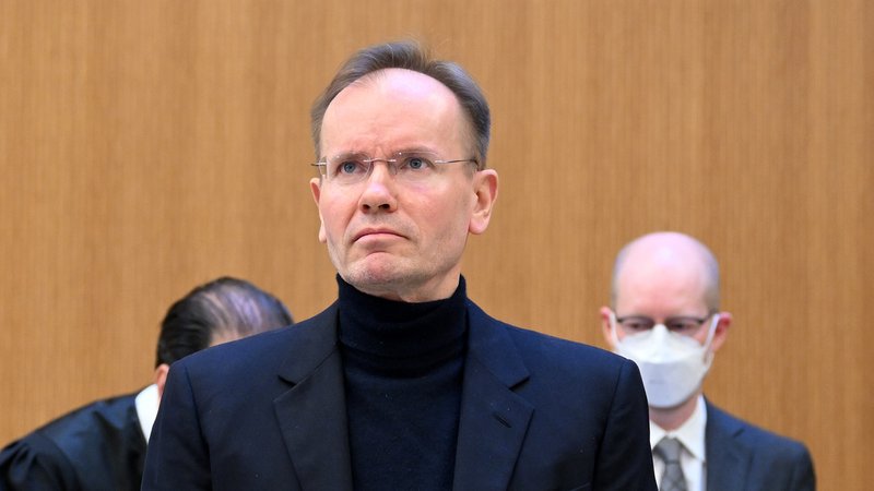 13.02.2023, Bayern, München: Der frühere Wirecard-Vorstandschef Markus Braun steht vor Beginn der Fortsetzung im Wirecard-Prozess auf seinem Platz im Gerichtssaal
