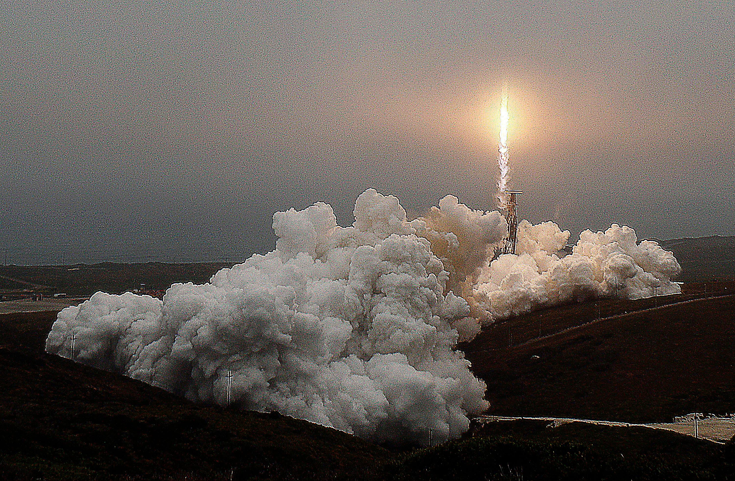 Am Bodensee gebauter Klimasatellit "Earthcare" scannt Atmosphäre