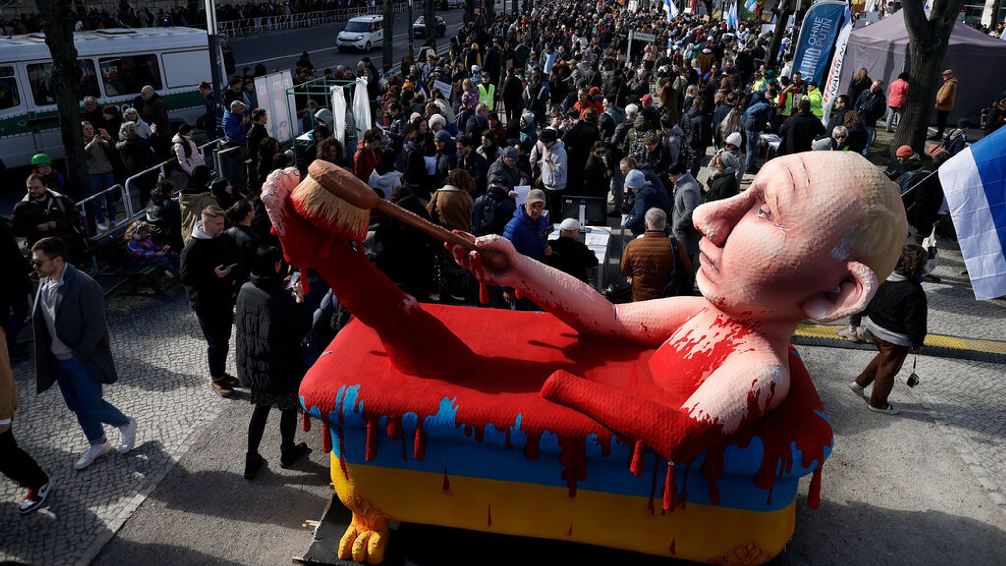 17.03.2024, Berlin: Eine Figur, die den russischen Präsidenten Putin in einer Badewanne voll Blut darstellen soll, steht bei einer Kundgebung. Teilnehmer einer Demonstration «Schluss mit Putin, mit Krieg, Lüge und Repressionen» des Bündnisses «Demokratie - Ja» protestieren einen Monat nach dem Tod von Kreml-Kritiker Nawalny gegen die Politik von Präsident Putin. Foto: Carsten Koall/dpa +++ dpa-Bildfunk +++