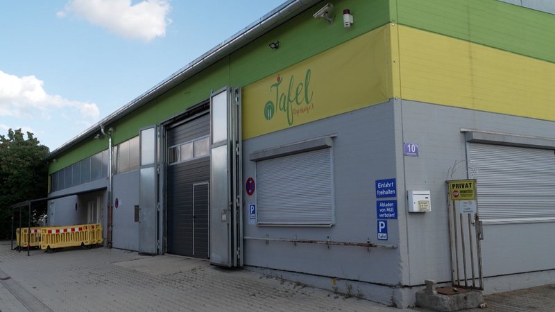 Nach Untreue-Vorwürfen gegen die Vorsitzende bekommt die Regensburger Tafel weniger Spenden. Trotzdem will sie Mitte September wieder öffnen. | Bild: Bayerischer Rundfunk 2025 Nach Untreue-Vorwürfen gegen die Vorsitzende bekommt die Regensburger Tafel weniger Spenden. Trotzdem will sie Mitte September wieder öffnen.