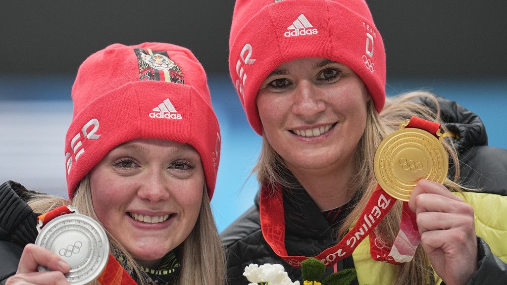 Anna Berreiter und Natalie Geisenberger | Bild: Michael Kappeler/dpa Anna Berreiter und Natalie Geisenberger