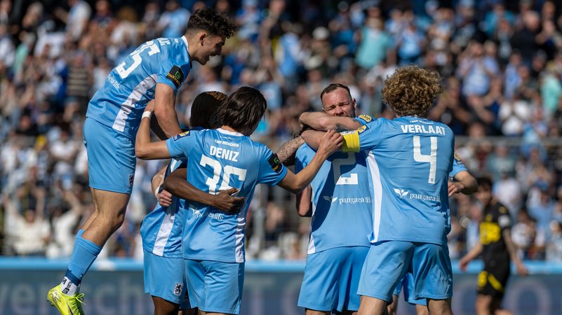 Spieler des TSV 1860 München bejubeln das 1:0 gegen Borussia Dortmund II | Bild: picture-alliance/dpa Spieler des TSV 1860 München bejubeln das 1:0 gegen Borussia Dortmund II