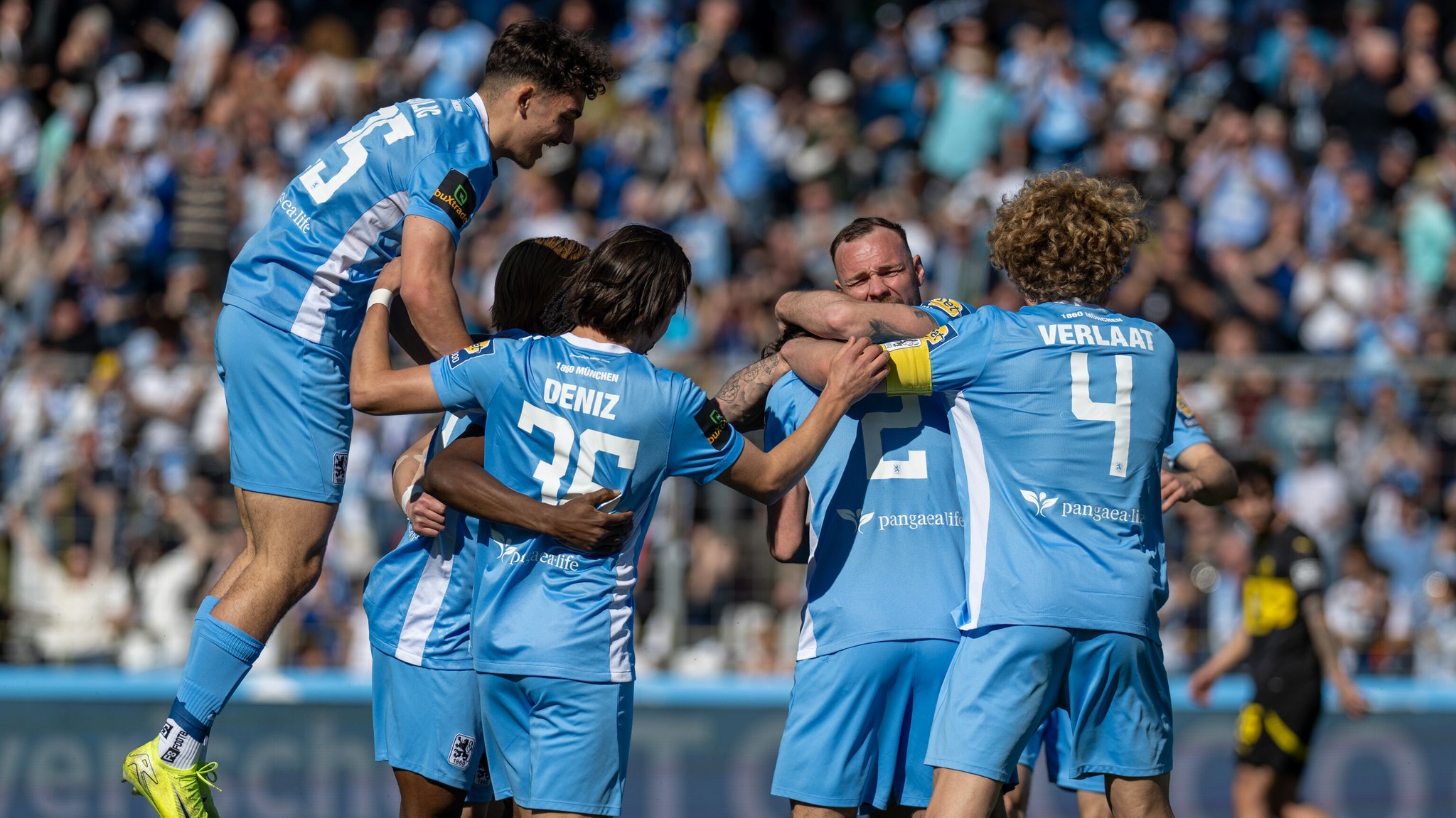 Spieler des TSV 1860 München bejubeln das 1:0 gegen Borussia Dortmund II