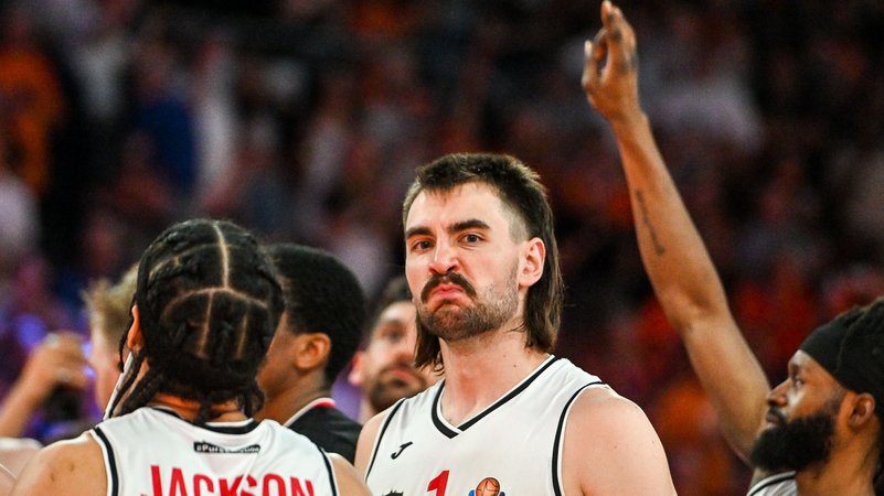 Enttäsuchte Spieler Würzburg Baskets | Bild: picture-alliance/dpa Enttäsuchte Spieler Würzburg Baskets