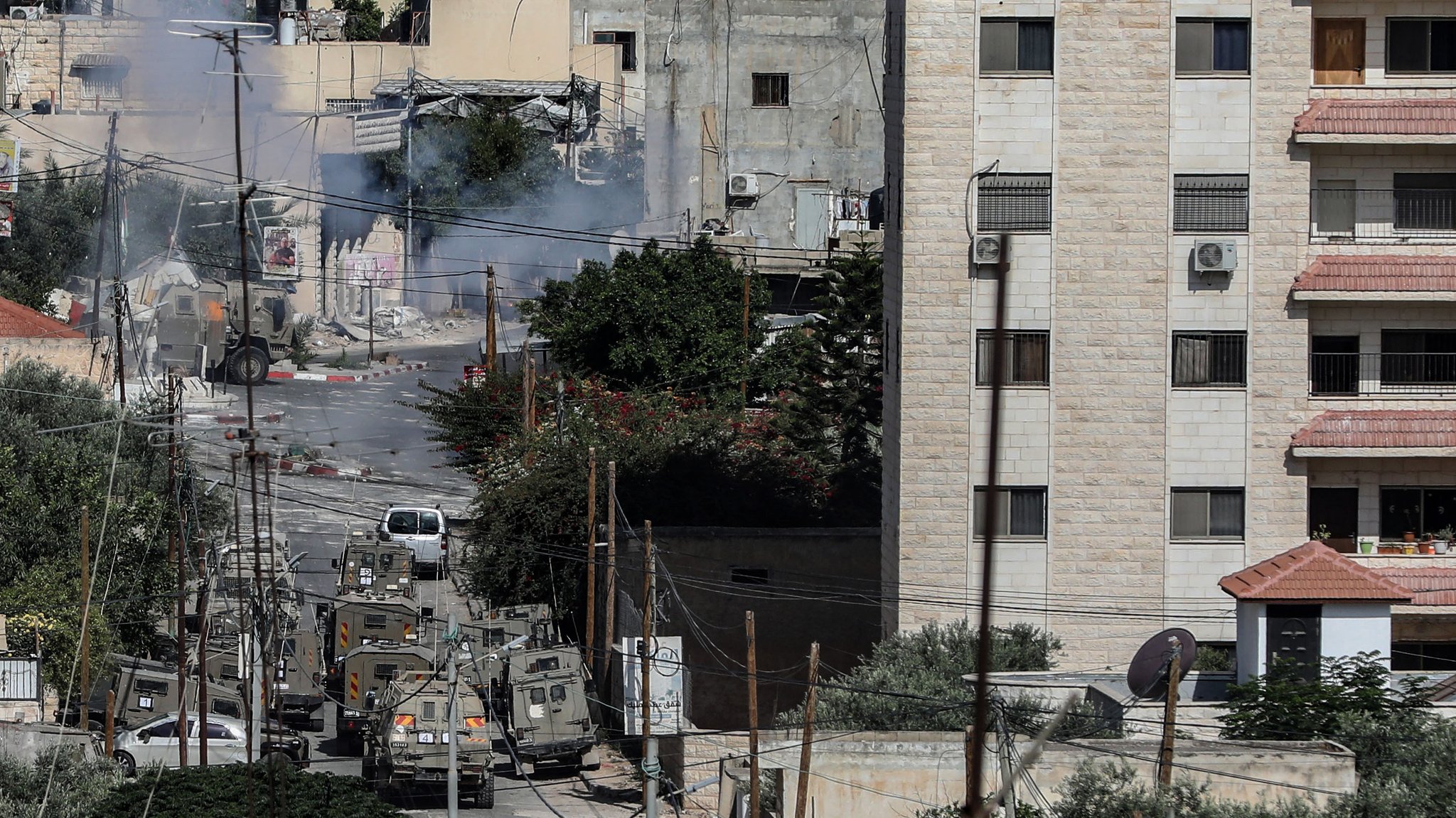 Israelische Militärfahrzeuge parken am zweiten Tag der groß angelegten israelischen Militäroperation in der Stadt Dschenin im Westjordanland in der Nähe des östlichen Eingangs zum Flüchtlingslager.