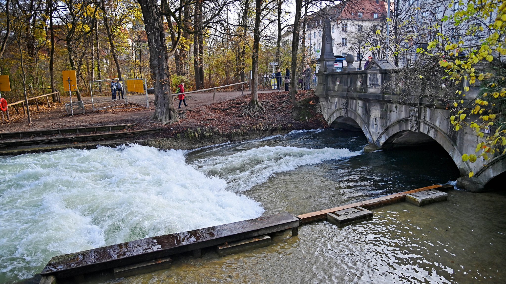 Der Münchner Eisbach an der Stelle, wo er unter der Prinzregentenstraße austritt. Das Wasser schäumt, aber es ist keine Welle zu sehen. | Bild: picture alliance / SvenSimon | Frank Hoermann / SVEN SIMON Der Münchner Eisbach an der Stelle, wo er unter der Prinzregentenstraße austritt. Das Wasser schäumt, aber es ist keine Welle zu sehen.
