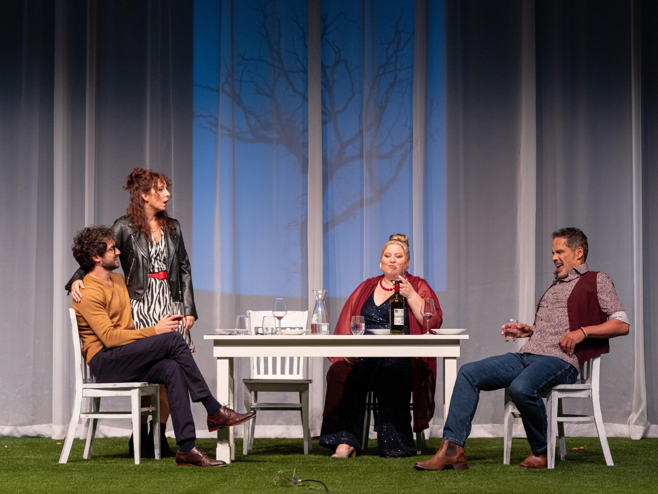 Ensemble sitzt am Küchentisch