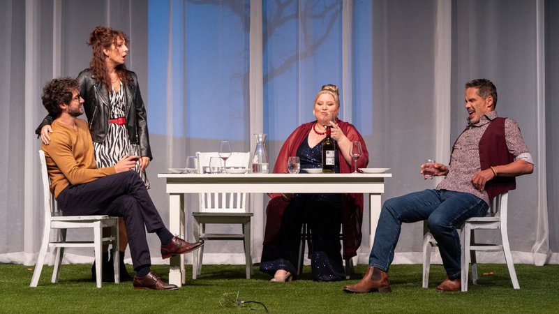 Ensemble sitzt am Küchentisch | Bild: Sebastian C. Hoffmann/Theater an der Rott Ensemble sitzt am Küchentisch