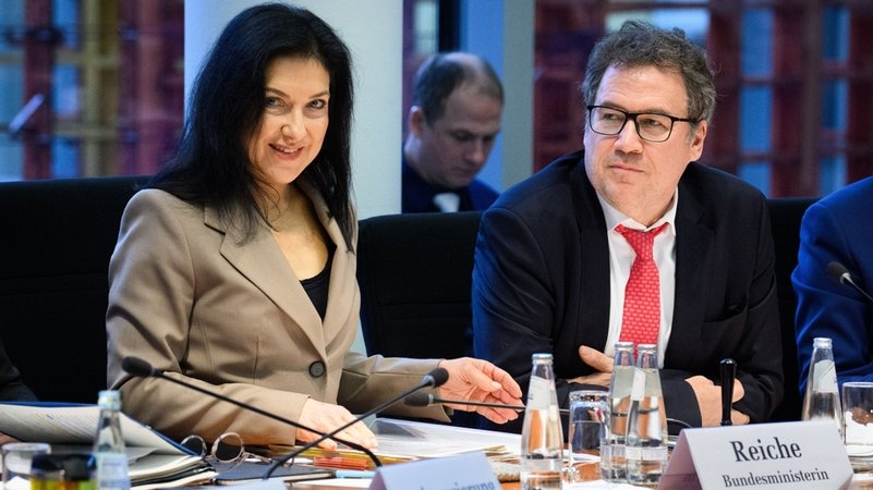 Wirtschaftsministerin Reiche im Wirtschaftsausschuss | Bild: dpa-Bildfunk/Bernd von Jutrczenka Wirtschaftsministerin Reiche im Wirtschaftsausschuss