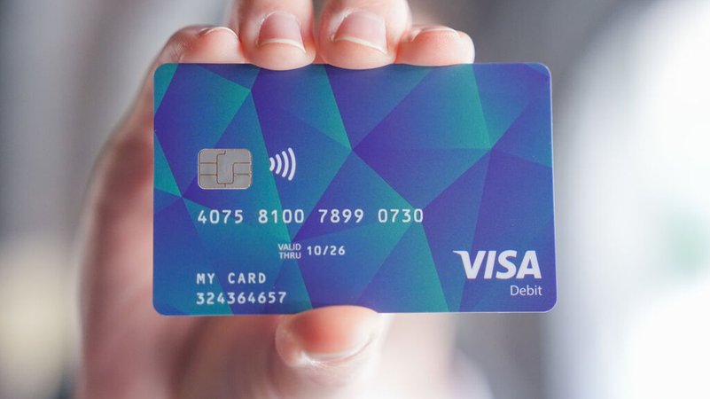 Ein Mann hält eine Bezahlkarte für Asylsuchende in der Hand. | Bild: dpa-Bildfunk/Marcus Brandt Ein Mann hält eine Bezahlkarte für Asylsuchende in der Hand.