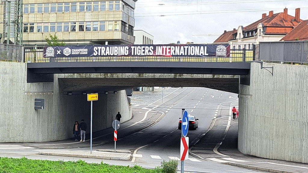 Ein Banner der Straubing Tigers an der Bahnhofsunterführung in Straubing