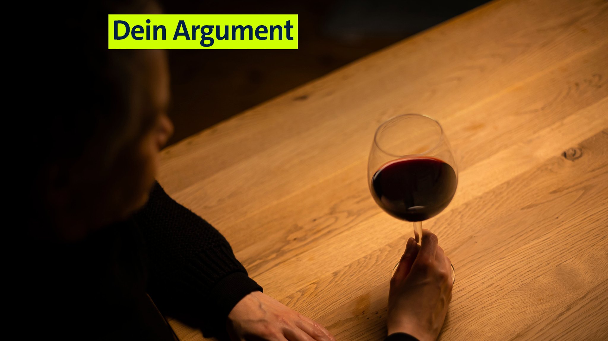 Symbolbild zum Thema Alkoholabhängigkeit: Eine Frau sitzt allein zu Hause an einem Tisch mit einem Glas Rotwein. | Bild: picture alliance / photothek | Thomas Trutschel Symbolbild zum Thema Alkoholabhängigkeit: Eine Frau sitzt allein zu Hause an einem Tisch mit einem Glas Rotwein.