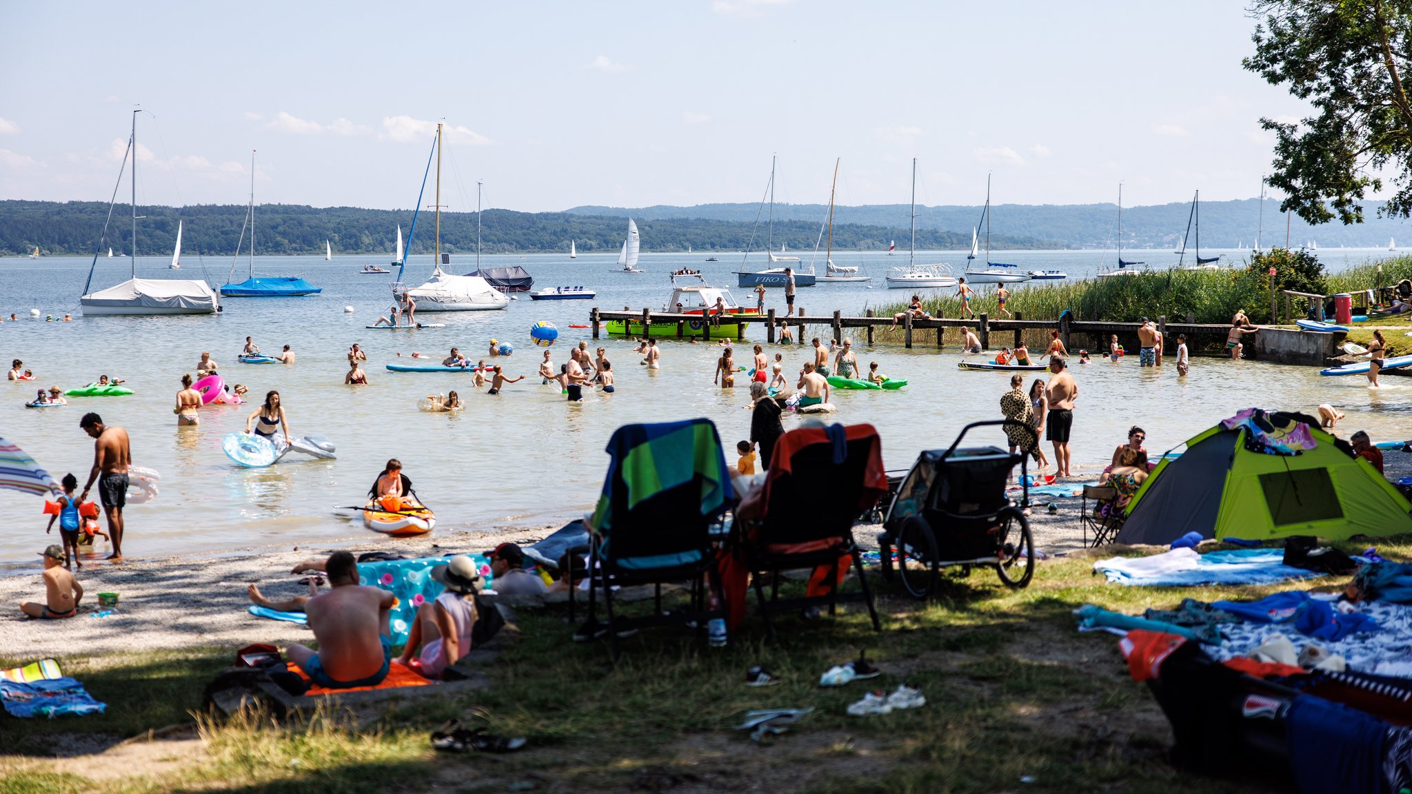 Badegäste am Ammersee (Symbolbild) | Bild: pa/dpa/Matthias Balk Badegäste am Ammersee (Symbolbild)