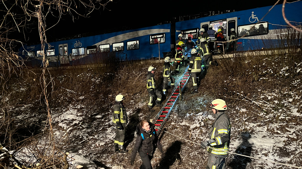 Liegengebliebener Zug bei Offingen wird evakuiert