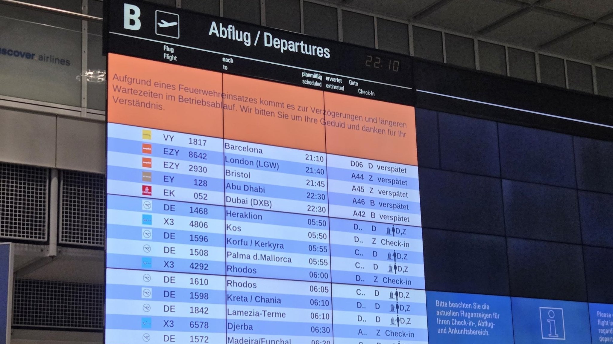 Die Anzeigentafel am Flughafen | Bild: BR / Grundner Die Anzeigentafel am Flughafen