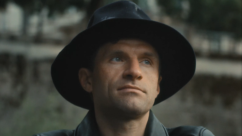 Thomas Müller mit Helmut Dietl Cowboy Hut | Bild: Youtube / Thomas Müller Thomas Müller mit Helmut Dietl Cowboy Hut