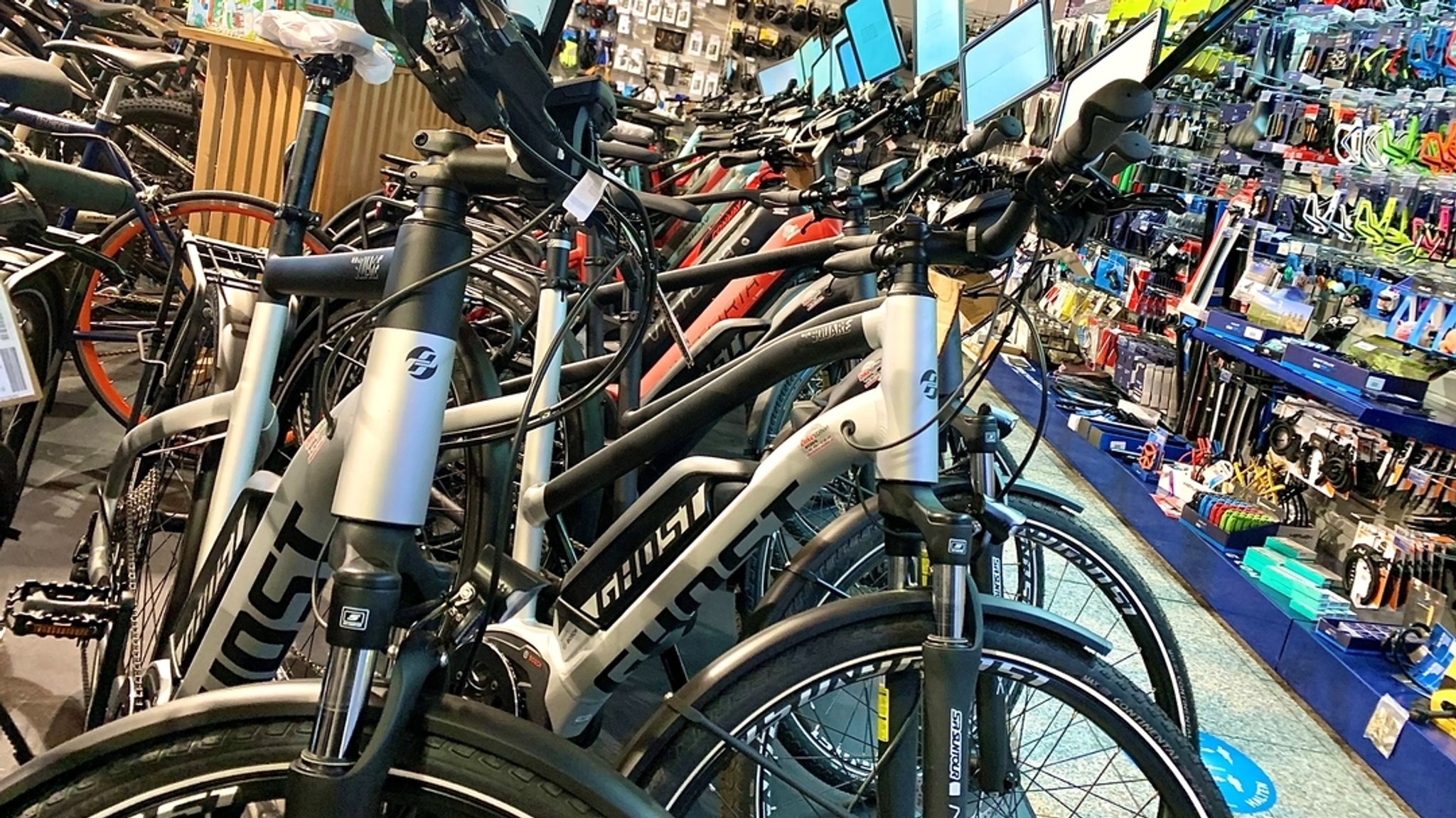 E-Bikes in einem Fahrradgeschäft.