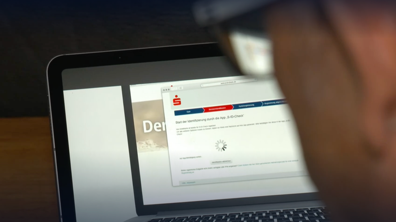 Eine Person sitzt vor einem Laptop und öffnet eine Seite des S-ID-Check der Sparkasse. | Bild: Sabina Wolf I Bayerischer Rundfunk Eine Person sitzt vor einem Laptop und öffnet eine Seite des S-ID-Check der Sparkasse.