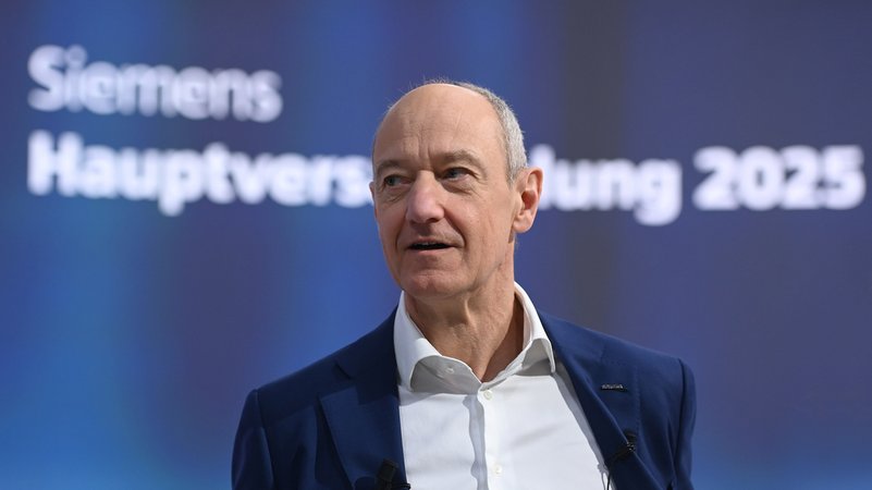 Portrait Siemens-Chef Busch vor Fimen-Schriftzug | Bild: picture alliance / SvenSimon Portrait Siemens-Chef Busch vor Fimen-Schriftzug