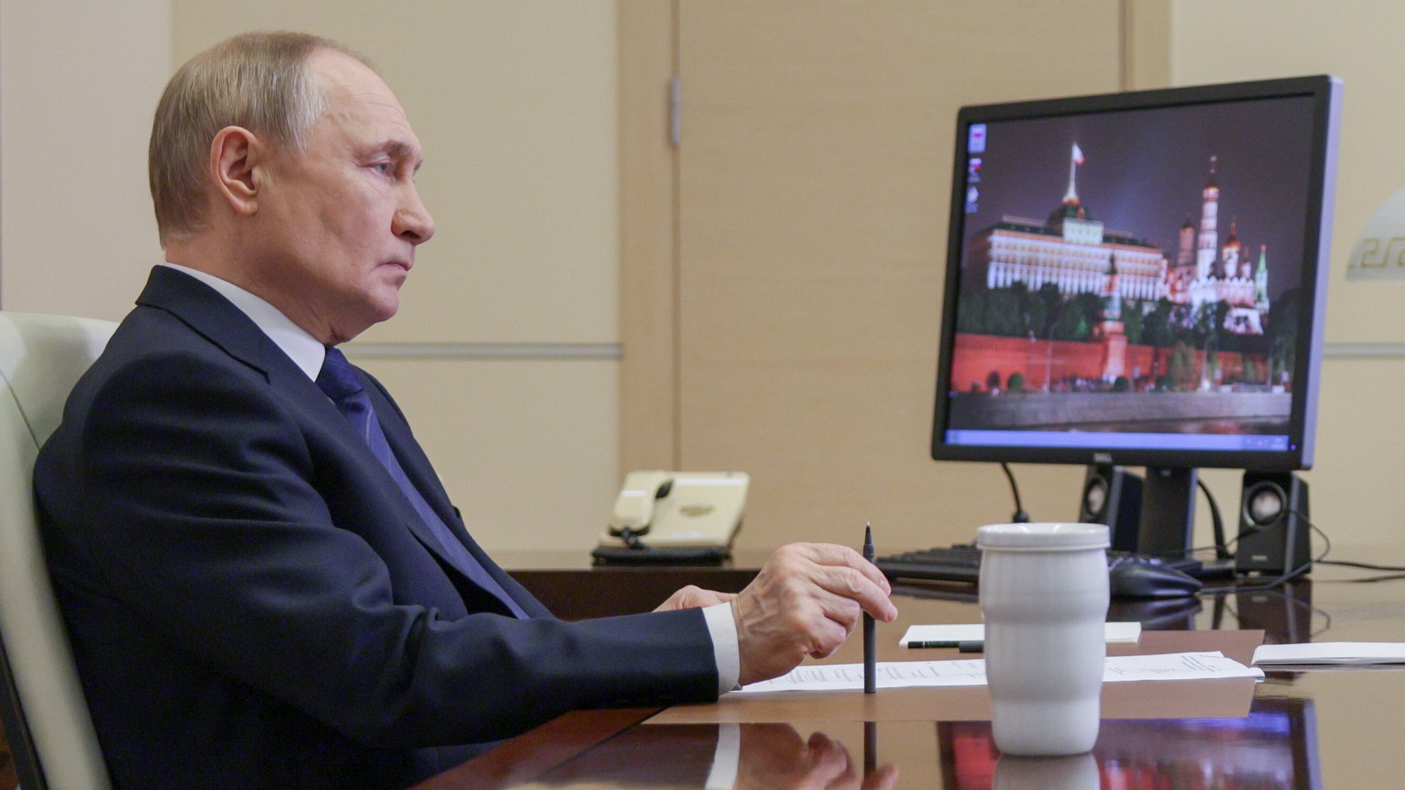 Der russische Präsident am Schreibtisch | Bild: Gavriil Grigorov/Picture Alliance Der russische Präsident am Schreibtisch