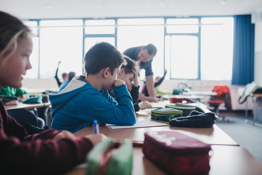 Schülerinnen, Schüler und Lehrer während des Unterrichts.