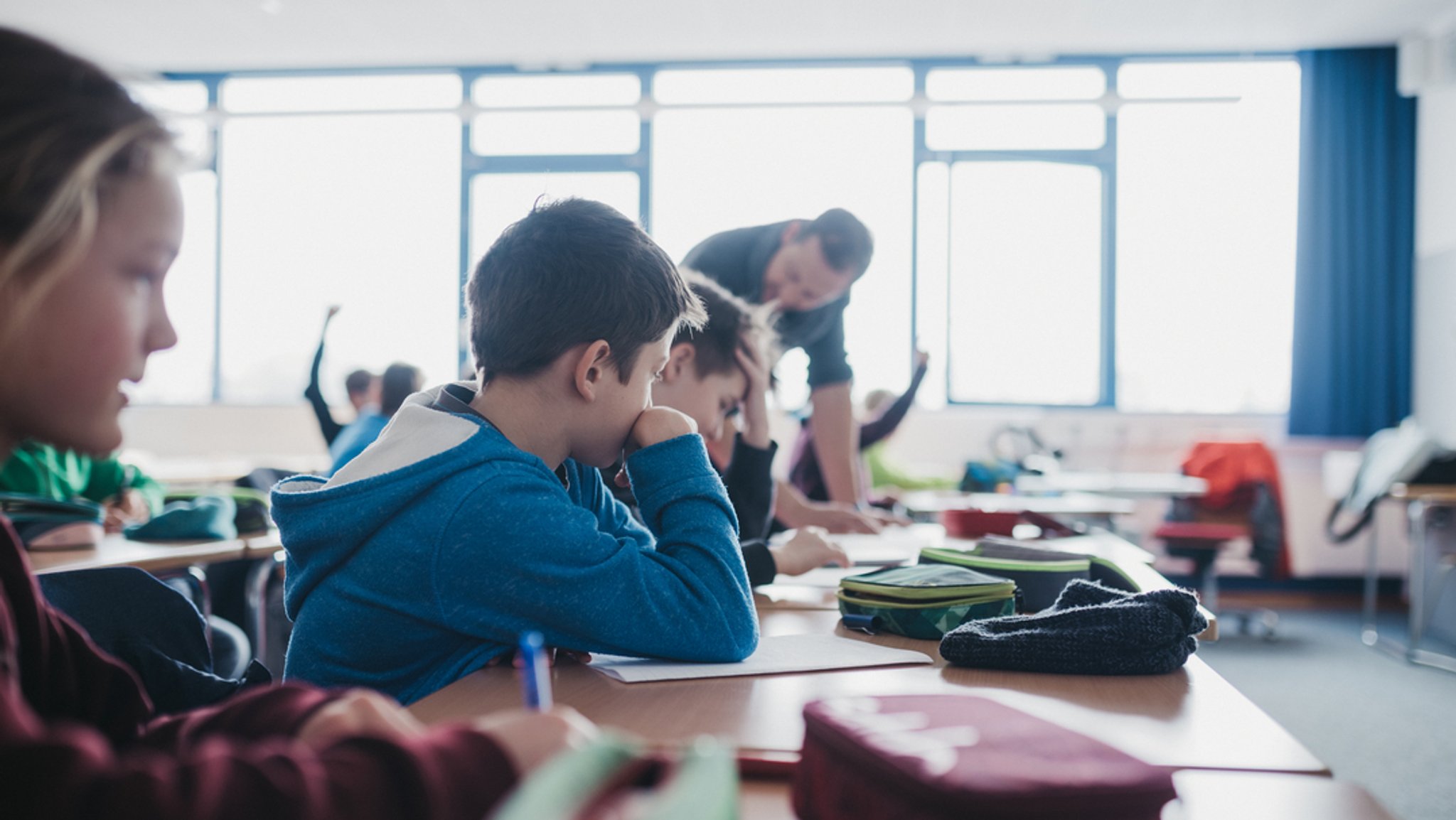 Schülerinnen, Schüler und Lehrer während des Unterrichts.